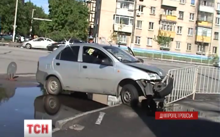 В Днепропетровске водитель, убегая от гаишников, едва не сбил пешеходов и влетел в забор