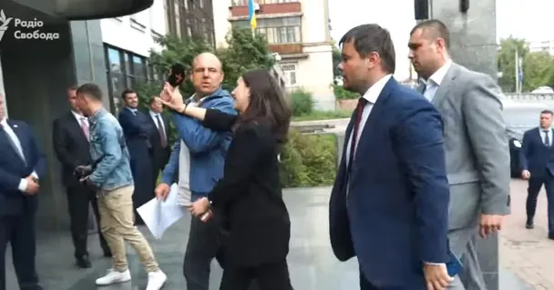 Юлія Мендель відштовхнула Сергія Андрушка / © Радіо Свобода