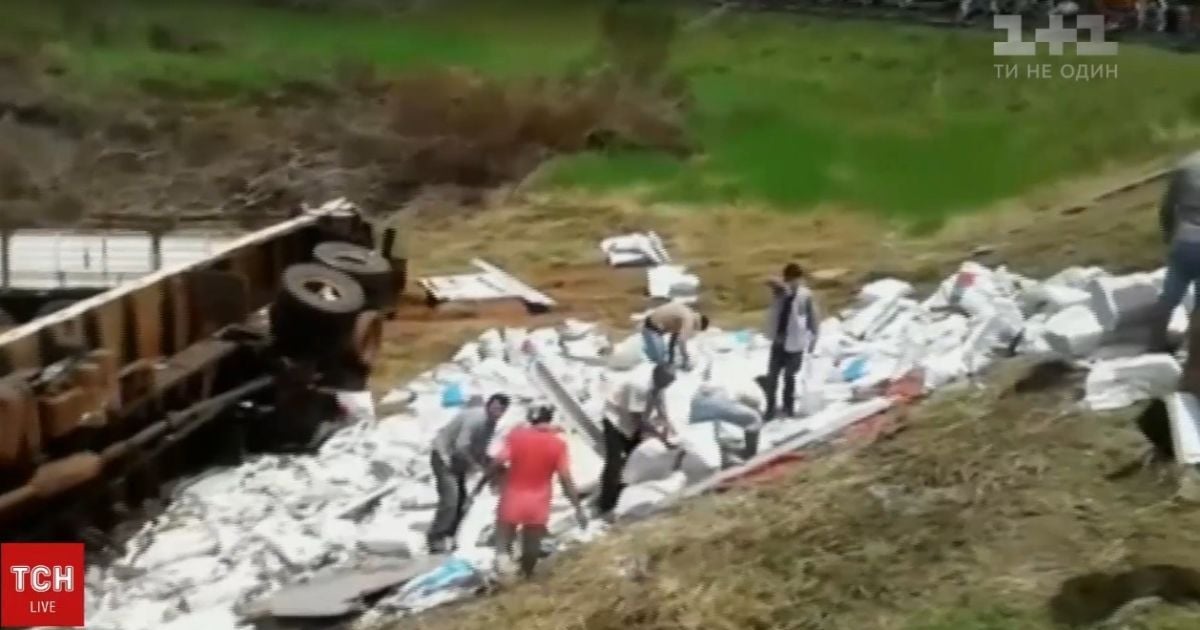 В Парагвае перевернулась фура с деньгами