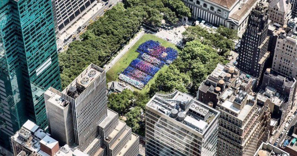 Американські фанати "Барселони" розгорнули гігантську футболку клубу на Манхеттені