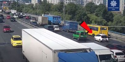 У Києві у маршрутки на ходу відлетіли колеса і почали таранити автівки