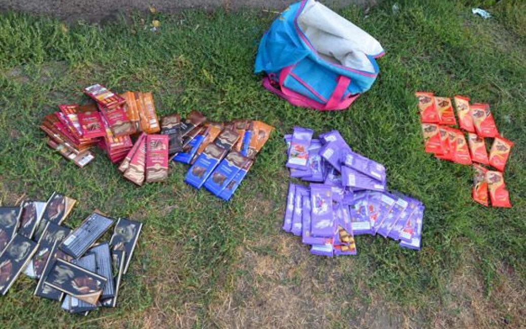 Взрослые мужчины украли из супермаркета около ста плиток шоколада / © Пресс-служба МВД Украины