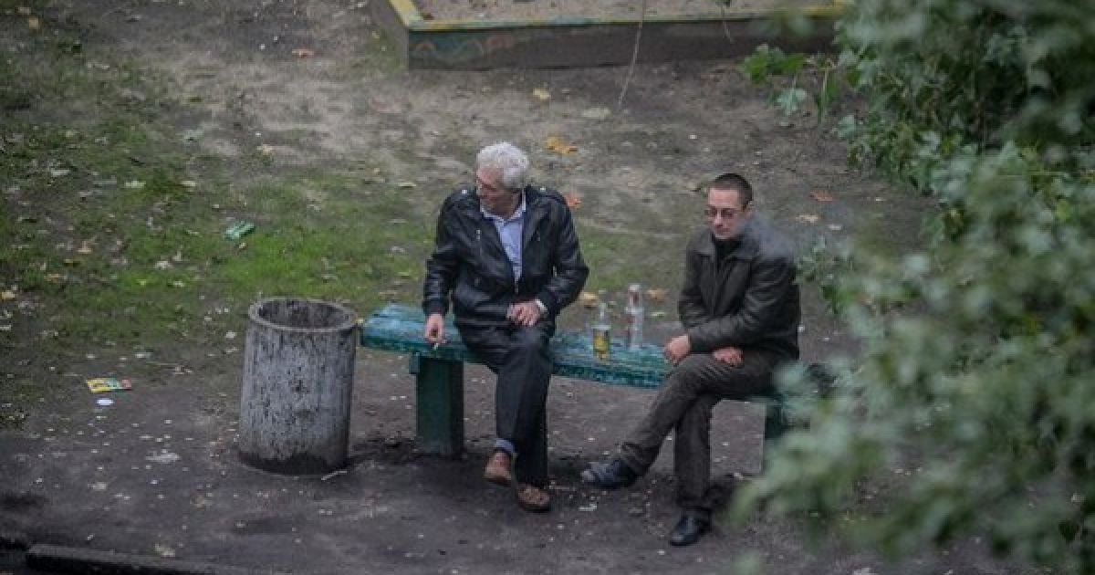 Український фотограф 5 років знімав, що відбувається на лавці у дворі / © Фото Євгена Котенка