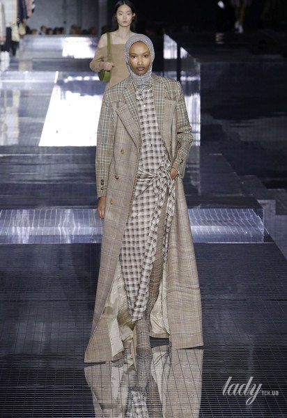 Коллекция Burberry прет-а-порте сезона осень-зима 2020-2021 / © East News