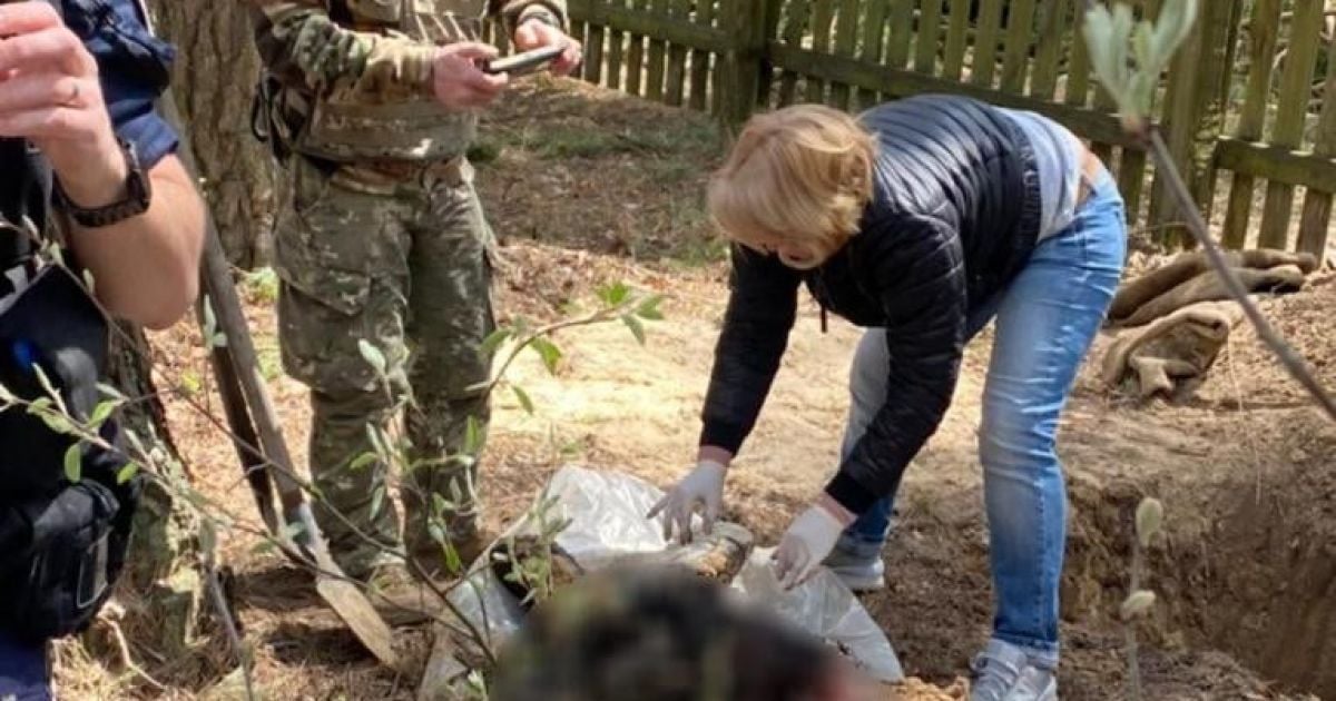 Расстреляли и переехали танком: на Киевщине обнаружили тела двух жестоко убитых оккупантами мужчин
