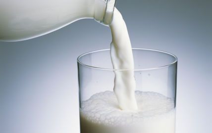 Что нужно добавить в молоко, чтобы оно не скисло: проверенные советы