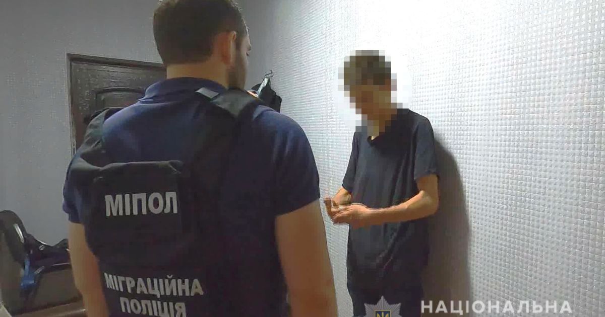 Ждала маму возле магазина: в Одессе мужчина развращал 6-летнюю девочку
