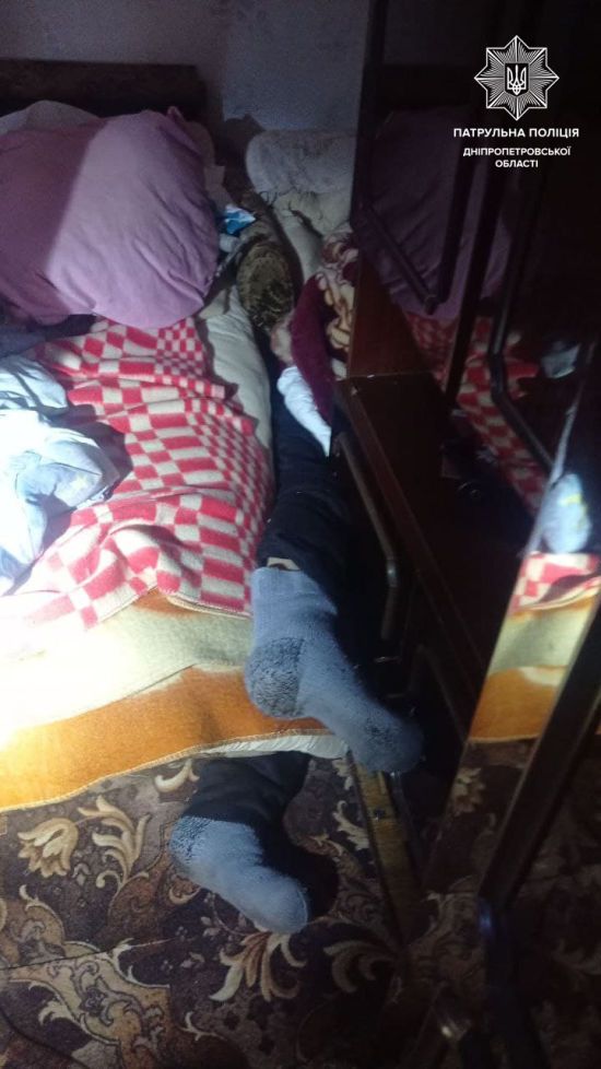 Сидів без їжі і води: у Дніпрі чоловік на 3 дні застряг за диваном