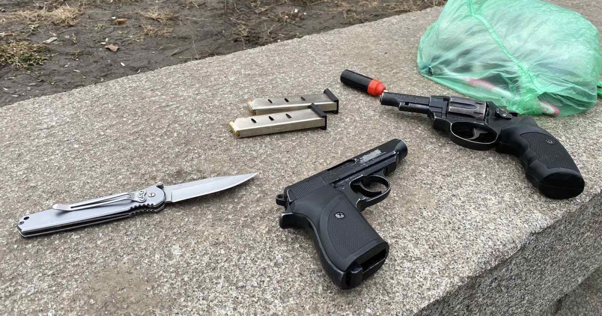 В Полтавской области возле школы мужчина угрожал прохожим пистолетом