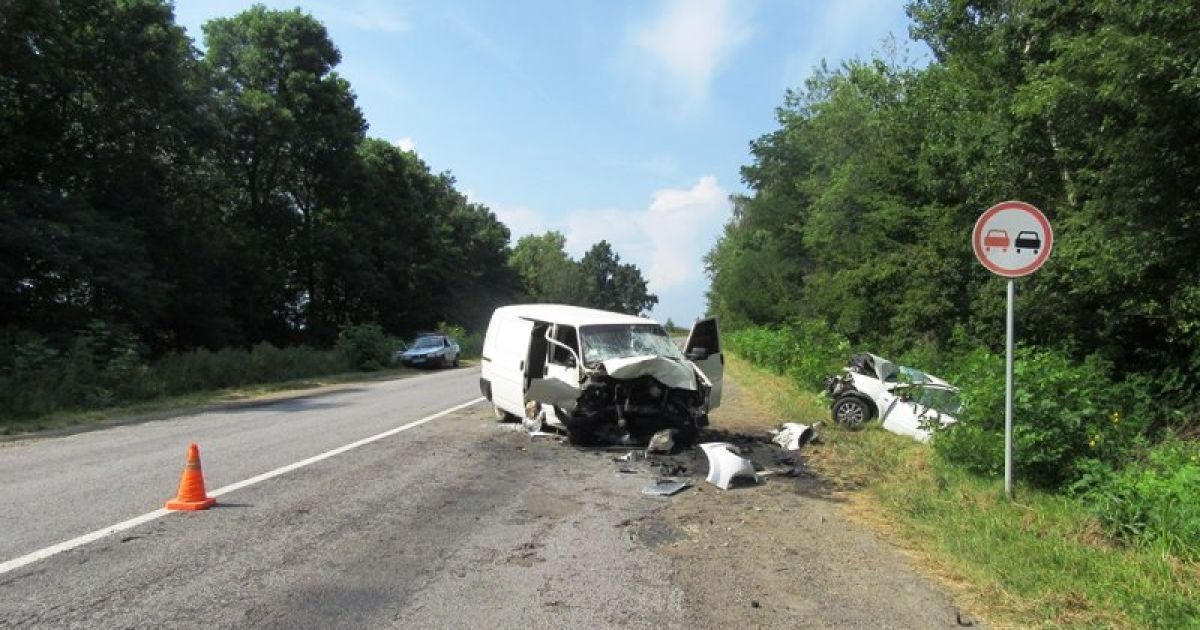 На Прикарпатье произошло лобовое столкновение микроавтобуса и легковушки