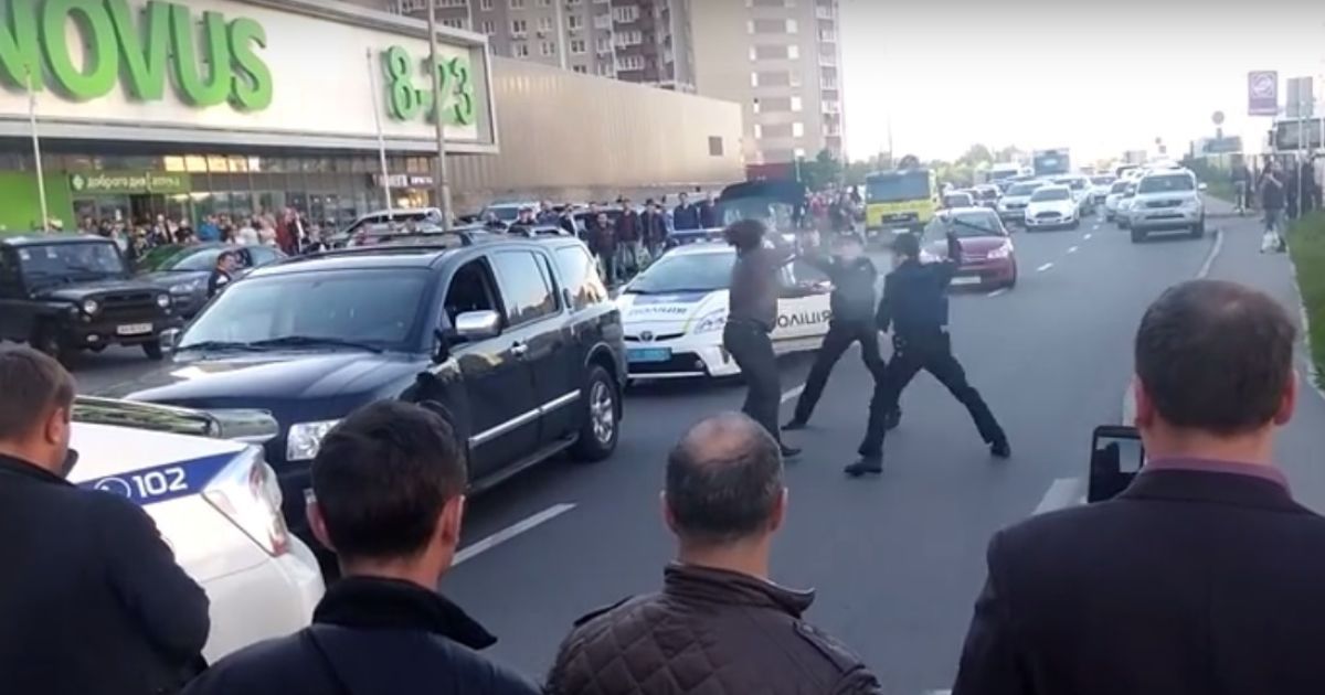 В Киеве водитель внедорожника устроил драку с полицейскими (Видео)
