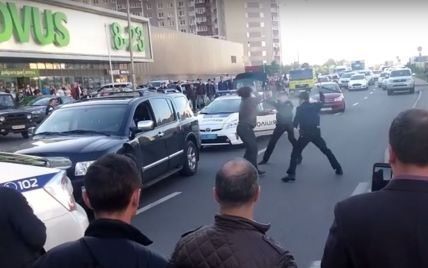 В Киеве водитель внедорожника устроил драку с полицейскими (Видео)