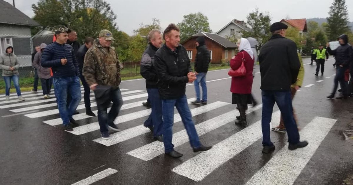 Крестьяне на Львовщине в отчаянии перекрыли трассу и обратились к Зеленскому