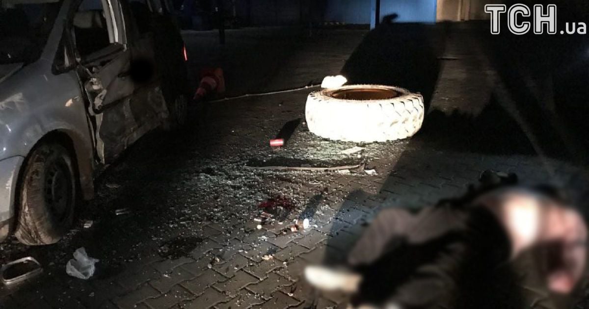 Посреди ночи водитель на скорости влетел в бетонный знак "Черновцы"