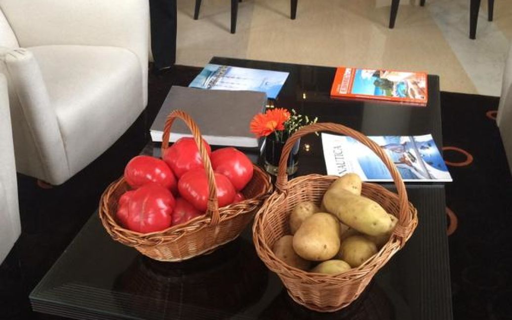 Керри в России встретили помидорами и картофелем. / © twitter.com/Emma Wells