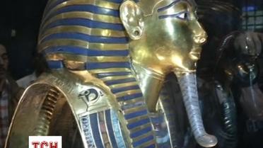 Специалисты приклеили бороду на маске фараона