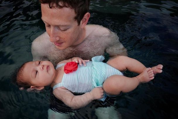 Миллиардер впервые повел свою кроху к бассейну / © facebook.com/zuck