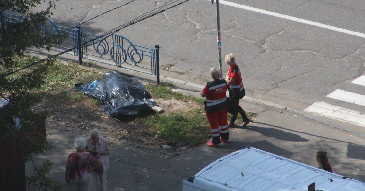 В Киеве на улице нашли тело пожилого мужчины: полиция устанавливает личность погибшего
