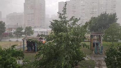 Ливень временно остановил разбор завала дома на Позняках