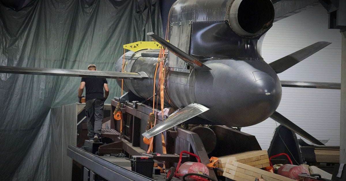 Рабочие осматривают ракеты "Фламинго" на секретном заводе Fire Point