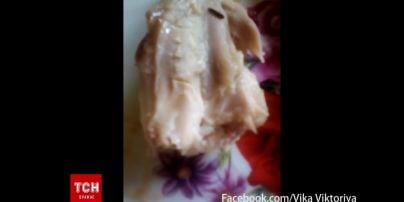 В Ужгороді в одному з супермаркетів місцева мешканка придбала смажену курку з хробаками