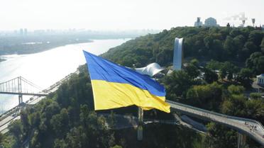 У небо над Києвом підняли найбільший прапор України