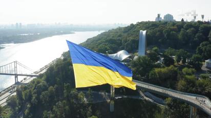 У небо над Києвом підняли найбільший прапор України