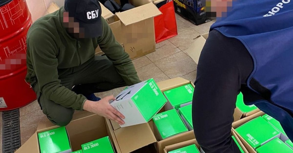 Наживалися на війні: група молодиків з України, які втекли за кордон, організували там схему продажу "гуманітарки"