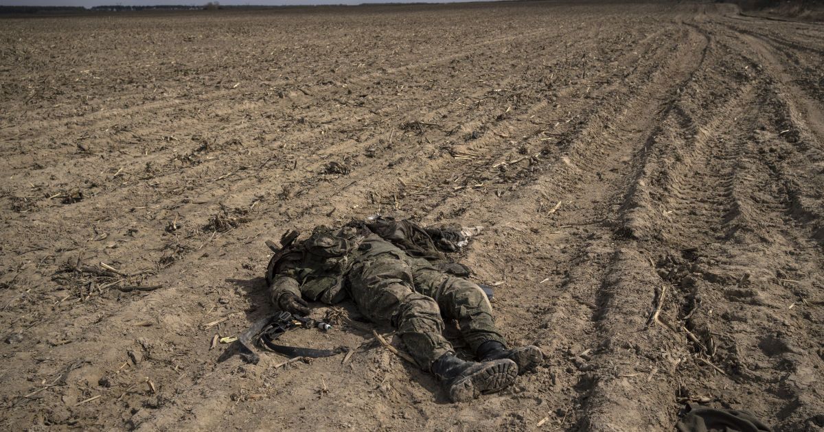На аеродромі на тимчасово окупованій Херсонщині російські військові спалюють тіла своїх вбитих