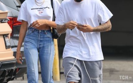 У білій футболці і джинсах: Гейлі Бібер в новому луці вийшла на прогулянку з чоловіком