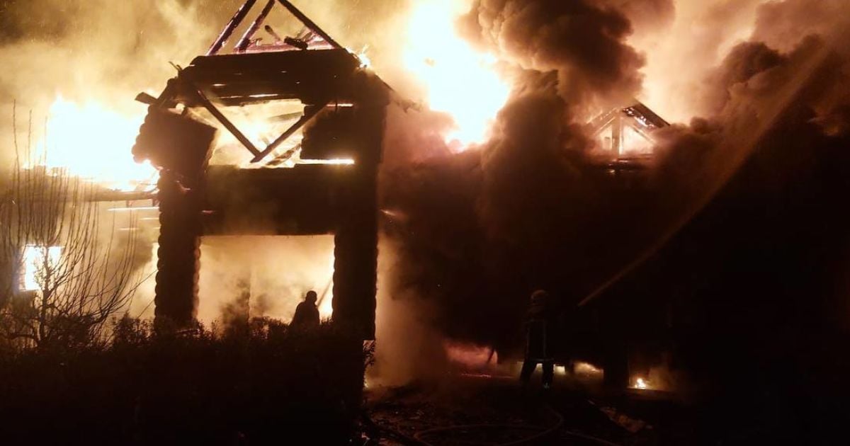 Пожар двухэтажного частного дома в Бучанском районе после вражеской атаки