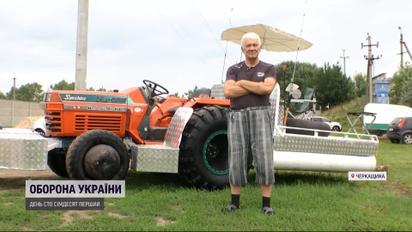 Украинец смастерил трактор, плавающий по воде