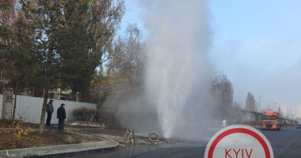 В Киеве на Оболони прорвало теплотрассу: посреди улицы образовался гейзер
