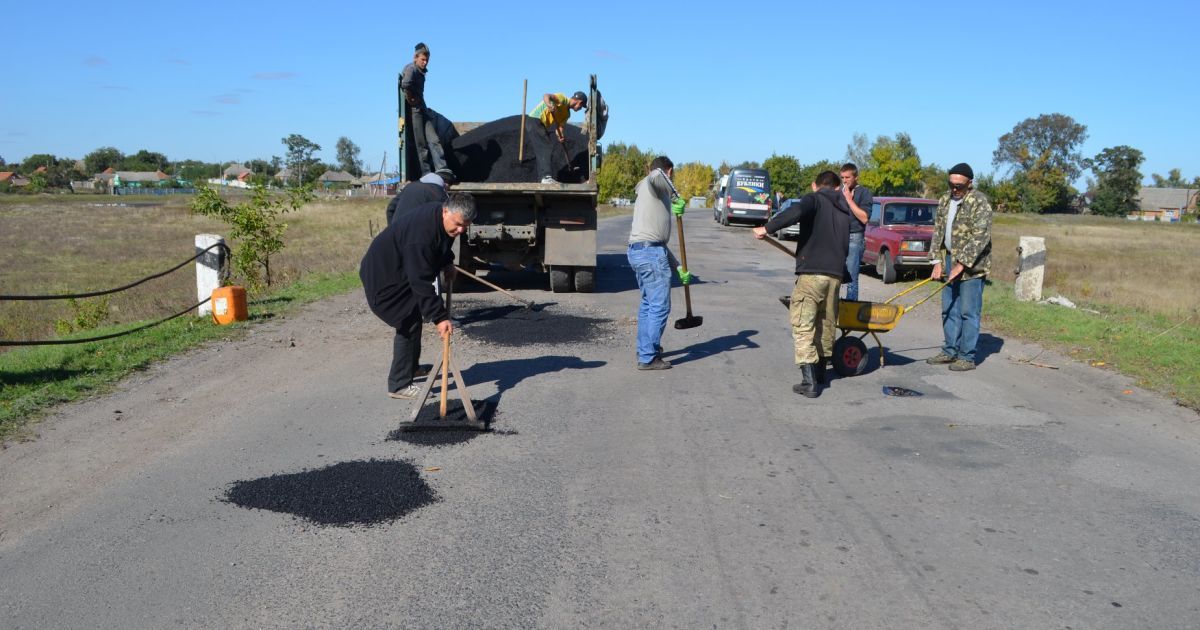 В Полтавской области крестьяне сами ремонтируют разбитую фурами дорогу