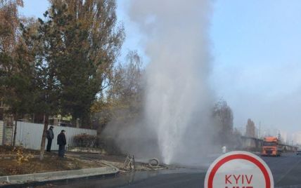 В Киеве на Оболони прорвало теплотрассу: посреди улицы образовался гейзер
