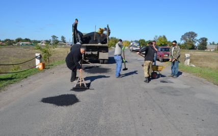 В Полтавской области крестьяне сами ремонтируют разбитую фурами дорогу
