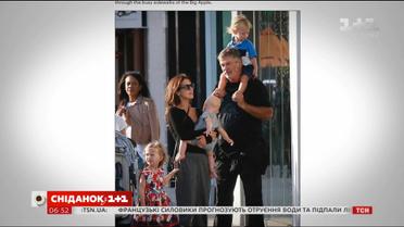 Папарацци поймали семью Болдуин во время прогулки