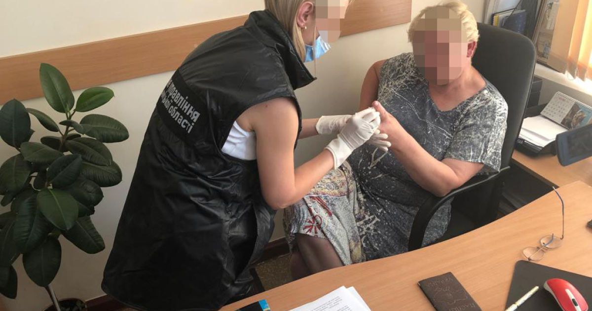 В Хмельницком начальница Службы по делам детей требовала 5000 долларов за разрешение на усыновление
