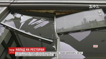 У центрі Києва невідомі розгромили веранду ресторану, який тільки мав відчинитися