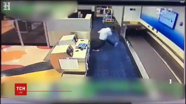 В Майами мужчина пытался попасть на борт самолета через конвейер для багажа