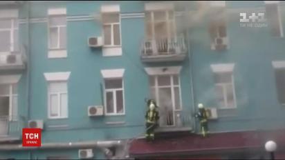Вулиці у центрі Києва перекрили через масштабну пожежу