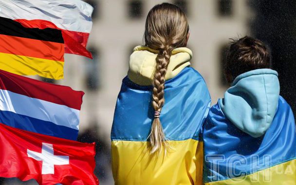Люди, тікаючи від обстрілів, рятують своїх дітей / © ТСН.ua