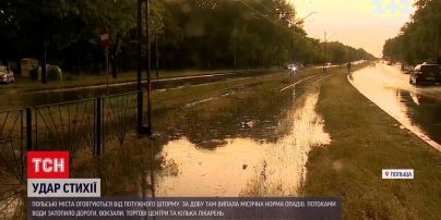 Новини світу: у Польщі через негоду довелося призупинити рух потягів