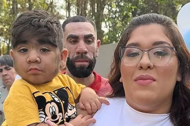 Жоао Мігель із батьками / Фото: tiktok.com/@babyjoaomiguel13