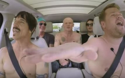 Легендарные Red Hot Chili Peppers разделись и повеселились в караоке-авто