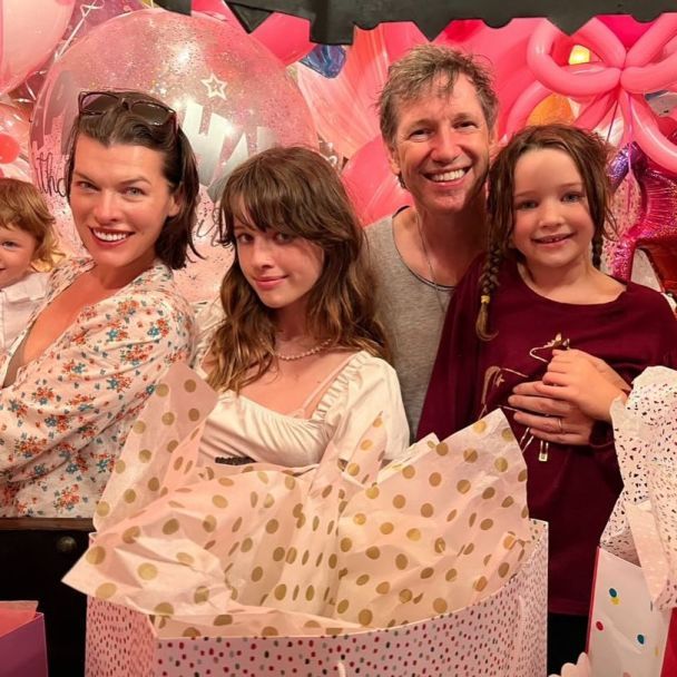 Мілла Йовович з родиною / © instagram.com/millajovovich