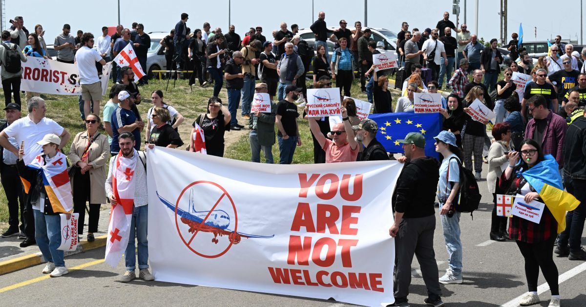 Грузины устроили в аэропорту Тбилиси протест 19 мая из-за прилета российского самолета