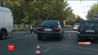 У Херсоні автомобіль вилетів на зупинку, одна людина загинула