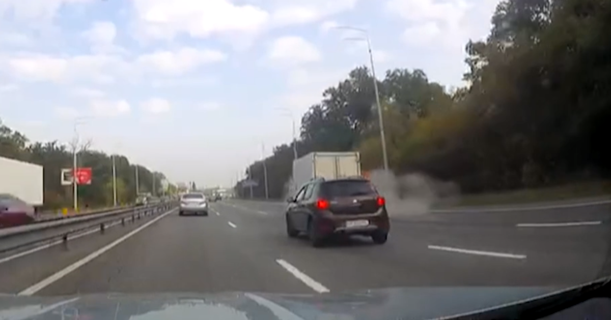 Очевидець зняв відео, як на Столичному шосе у вантажівки під час руху лопнуло колесо