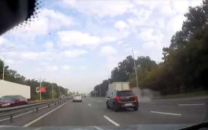 Очевидец снял видео, как на Столичном шоссе у грузовика во время движения лопнуло колесо